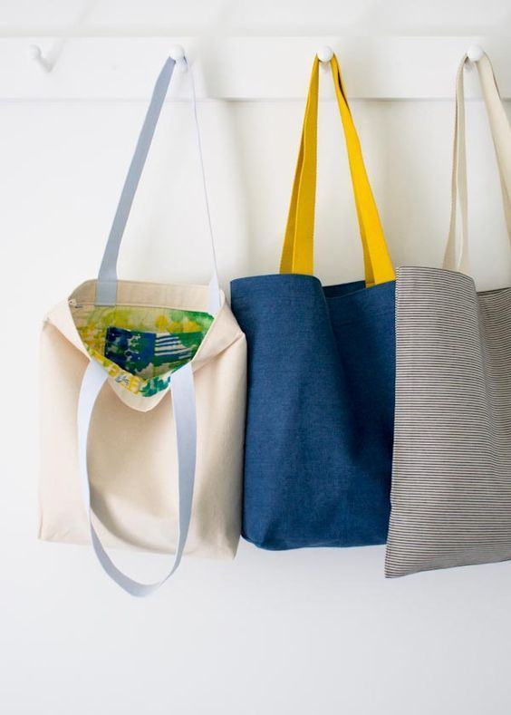 bolsas para guardar bolsas de plastico patchwork - Buscar con Google  Como  fazer puxa saco de tecido, Artesanato em tecido, Bolsas de pano
