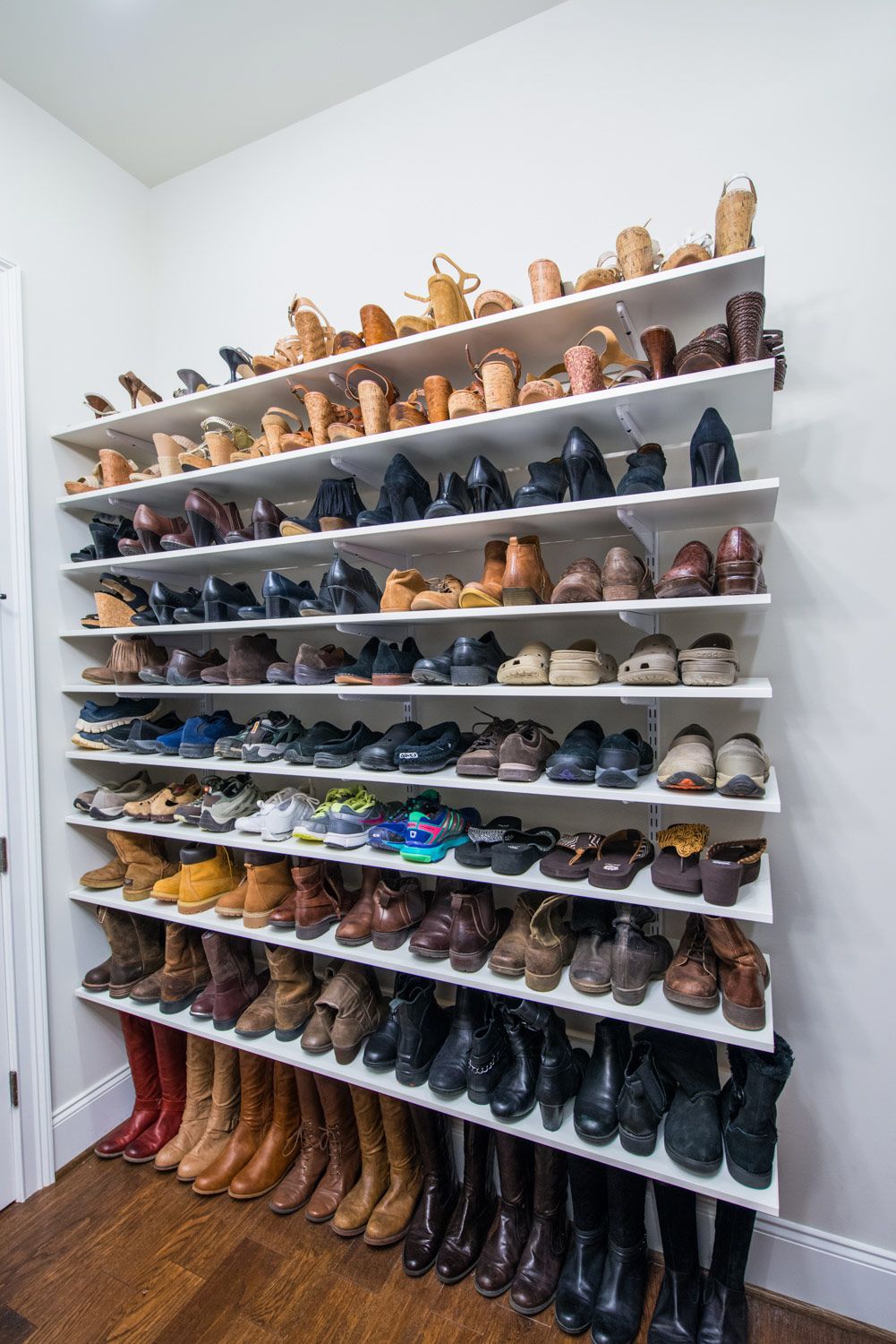 место для обуви в шкафу