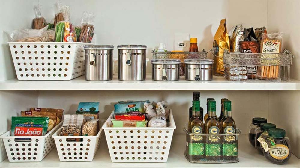 10 formas de organizar a cozinha gastando quase nada  Decorar a cozinha  gastando pouco, Cestas de cozinha, Organização de cozinha pequena